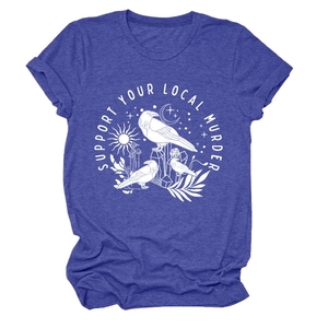 Dettaglio della t-shirt blu con stampa grafica di corvi 'Support Your Local Murder'