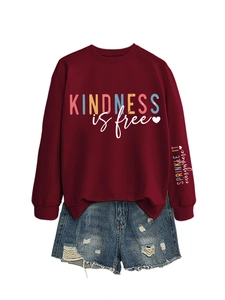 Vue détaillée du sweat bordeaux avec texte et short en jean déchiré pour femmes