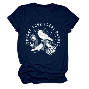 Dettaglio maglietta in cotone blu navy con stampa grafica Support Your Local Murder corvo