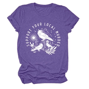 Dettaglio della t-shirt in cotone viola con stampa grafica di corvo e simboli mistici