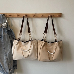 Borsa tote bicolore con catena di perle disponibile nei colori crema e marrone chiaro