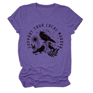 Dettaglio della stampa con corvi e luna su tessuto in maglia melange viola della t-shirt