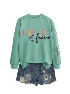 Mise à plat de sweat vert menthe Kindness is Free avec un short en jean bleu délavé