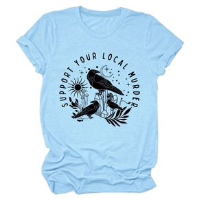 T-shirt azzurra a girocollo con stampa corvo Support Your Local Murder su sfondo bianco