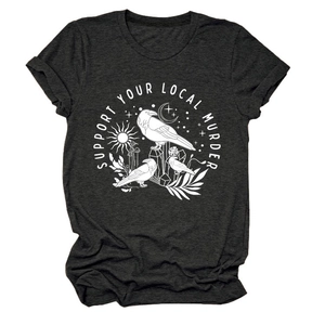 Dettaglio della stampa grafica con corvo e luna su t-shirt grigio scuro a girocollo