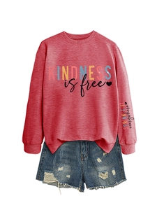 Détail du sweat rouge avec imprimé KINDNESS IS free et texte SPRINKLE IT sur la manche