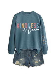 Détail du sweat-shirt sarcelle avec imprimé et short en jean bleu déchiré