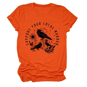 Dettaglio della t-shirt arancione con corvi serigrafati e testo Support Your Local Murder