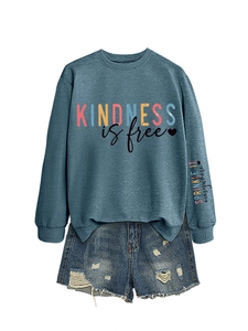 Ensemble sweat Kindness is Free et short en jean vieilli posé à plat sur fond blanc