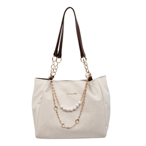 Elegante borsa tote beige con catena di perle, ciondoli floreali e manici marroni