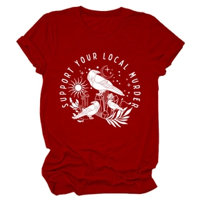 Dettaglio della t-shirt rosso scuro con stampa corvo e luna 'SUPPORT YOUR LOCAL MURDER'