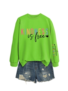 Tenue à plat de sweat vert néon avec imprimé et short en jean bleu délavé