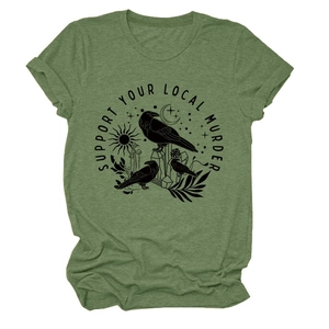Dettaglio della stampa grafica con corvo e luna su t-shirt verde in cotone girocollo