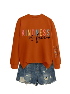 Sweat-shirt caramel avec imprimé Kindness is Free et lettrage détaillé sur la manche