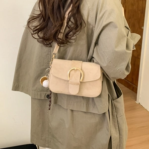 Modische beige Wildleder-Umhängetasche mit goldener Metallschnalle und Baseball-Anhänger