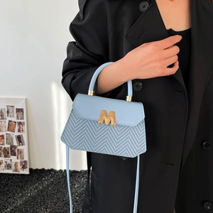 Mini borsa quadrata con motivo intrecciato blu e bianco e chiusura a M dorata