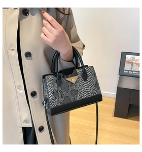 Vista dettagliata della borsa moda con motivo a serpente e chiusura a triangolo