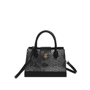 Borsa a mano minimalista nera e argento effetto serpente con chiusura in metallo