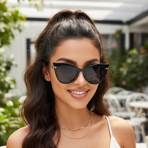 Modische schwarze Cat-Eye-Sonnenbrille für Damen mit grauen UV-Gläsern und Goldverzierung
