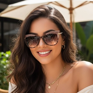Modische Damen Cat-Eye Sonnenbrille mit braunem Marmorgestell und Verlaufsgläsern