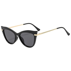 Schicke Cat-Eye-Sonnenbrille mit schwarzem Rahmen und goldenen strukturierten Bügeln