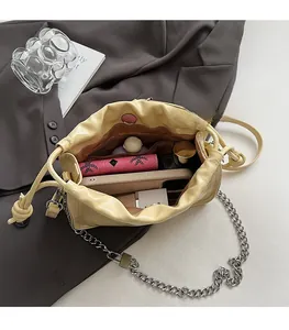 Draufsicht der cremefarbenen Beuteltasche mit großem Innenraum für Handy und Make-up