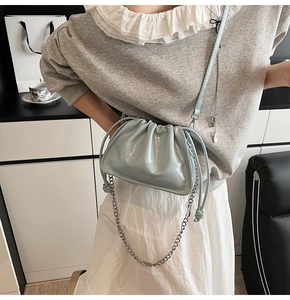 Detail der hellblauen Lackleder-Cloud-Bag mit Silberkette und modischer Faltenstruktur