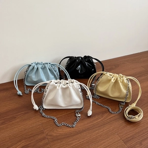 Modische Cloud-Tasche aus Öl-Wachs-Leder mit Kordelzug und Metallkette in vier Farben