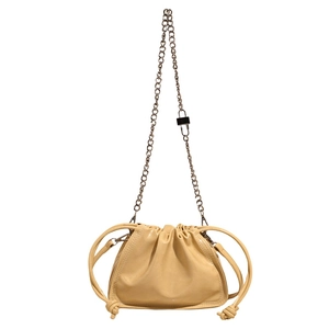 Schicke Cloud-Bag aus Öl-Wachleder in Beige mit Kordelzug und stilvoller Metallkette