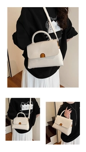 Détail du sac à main en cuir beige à grain de litchi avec fermoir doré et bandoulière chic