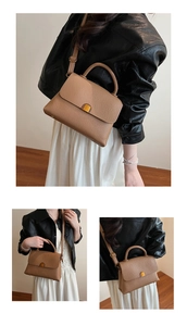 Détail du sac à main en cuir marron à texture litchi avec fermoir doré et poignée