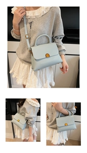 Détail du sac bandoulière bleu clair avec texture litchi et fermoir rotatif doré