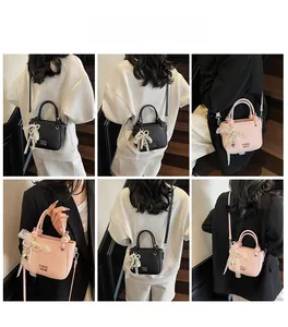 Sac seau à motif litchi avec pendentif nœud perlé montré en plusieurs styles de porté
