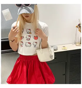 Détail du t-shirt Hello Kitty et jupe bouffante rouge montrant l'imprimé et le tissu