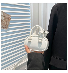 Detail van witte mini bowlingtas met ronde handvatbevestigingen en glad kunstleer