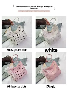 Dettagli delle borse in tela a pois e fiori con fiocchi di pizzo e manici in corda
