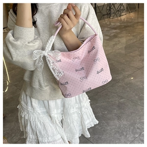 Dettaglio della borsa rosa a pois con scritte sweet e decorazione fiocco di pizzo