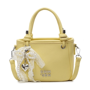Sac seau jaune texture litchi avec breloque cœur en perles et nœud en dentelle blanche
