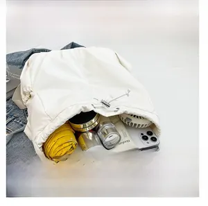 Vista detallada del interior de una mochila de nylon blanca con gran capacidad de carga