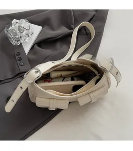 Vista dall'alto di borsa a tracolla bianco crema con hardware argento e interno spazioso