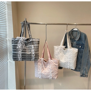 Vue détaillée de trois sacs cabas en toile avec dentelle élégante et nœuds charmants