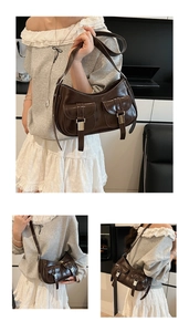 Dettaglio della borsa in similpelle marrone scuro con fibbie e doppie tasche frontali