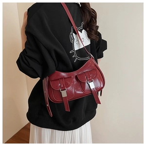 Dettaglio borsa hobo rosso scuro con doppie tasche frontali e fibbie in metallo argento