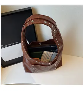 Vue de dessus du grand sac fourre-tout marron avec rivets et fermoir magnétique