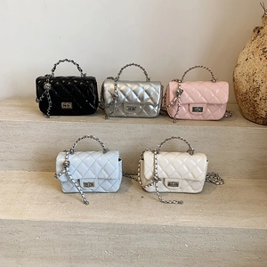 Borsa a tracolla trapuntata con catena in cinque colori alla moda per l'estate 2025