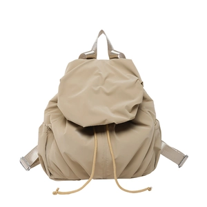 Mochila acolchada fruncida beige minimalista con cordón ajustable para viaje