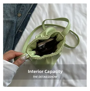 Capacité intérieure du sac seau en cuir vert clair avec une doublure marron