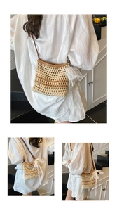 Détail d'un sac bandoulière tissé avec un nœud en dentelle blanche et un pendentif perle