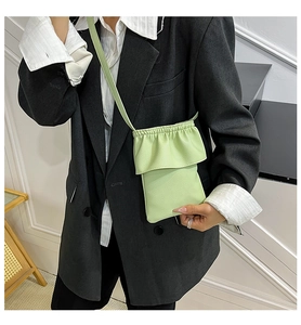 Détail du sac de téléphone vert menthe avec bords à volants et texture litchi