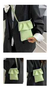 Détail du mini sac bandoulière vert menthe avec bordure à volants et cuir grainé